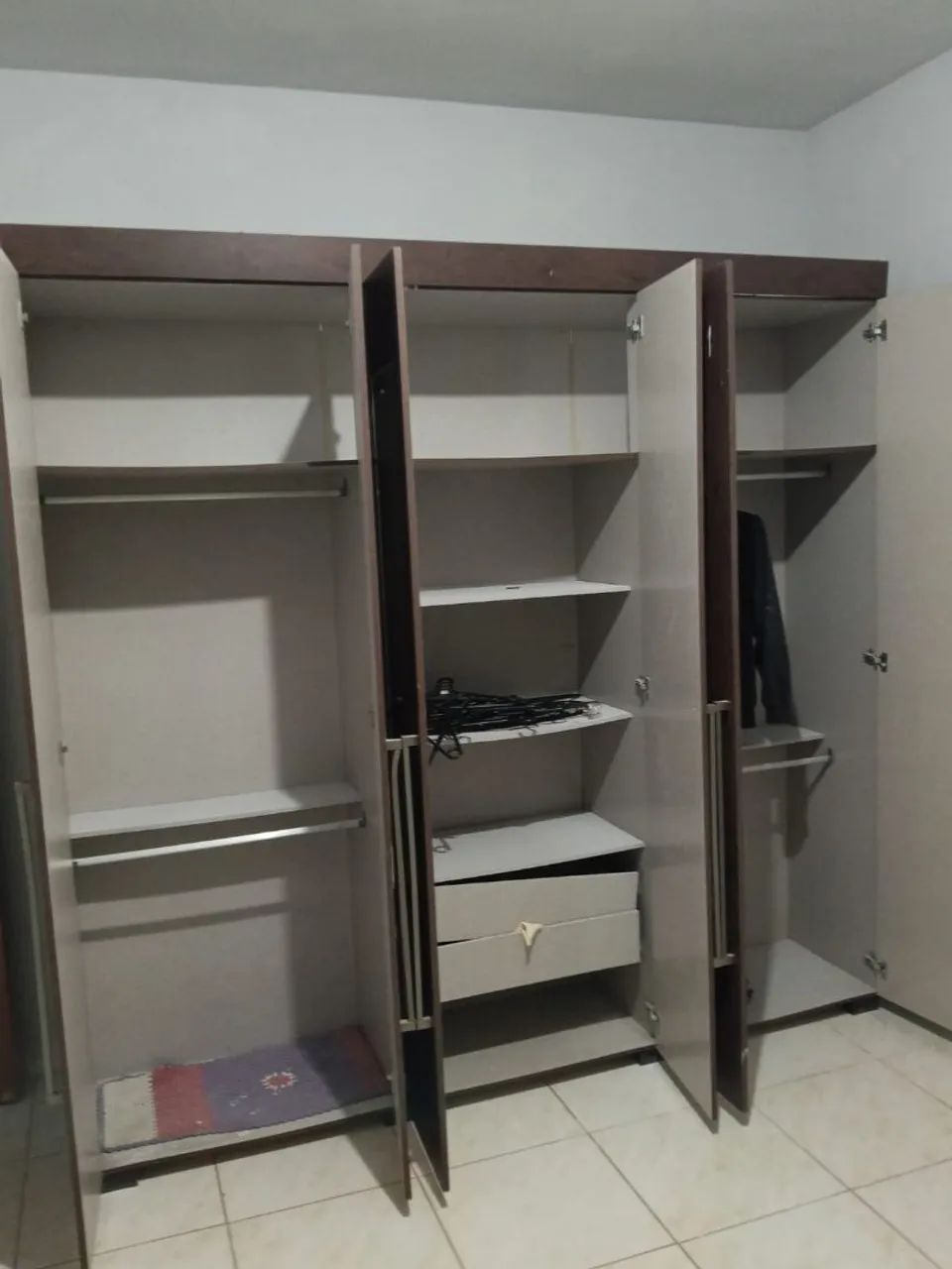 Guarda roupa de 6 portas com espelho amadeirado  - Foto 4