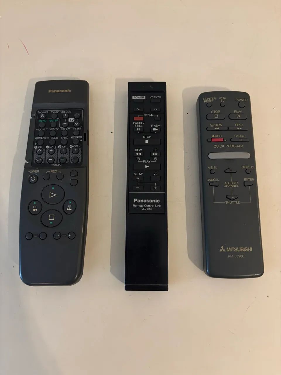 Controles remotos para videocassete Panasonic e Mitsubishi. 