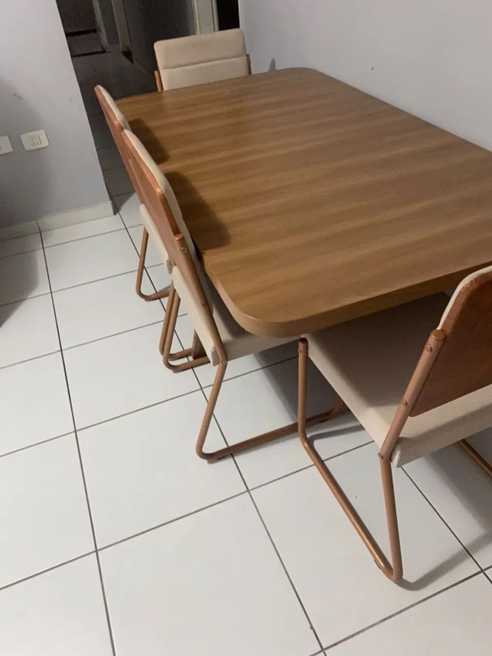 Mesa de Jantar Retangular com 6 Cadeiras - Moderna e em Ótimo Estado - Foto 2
