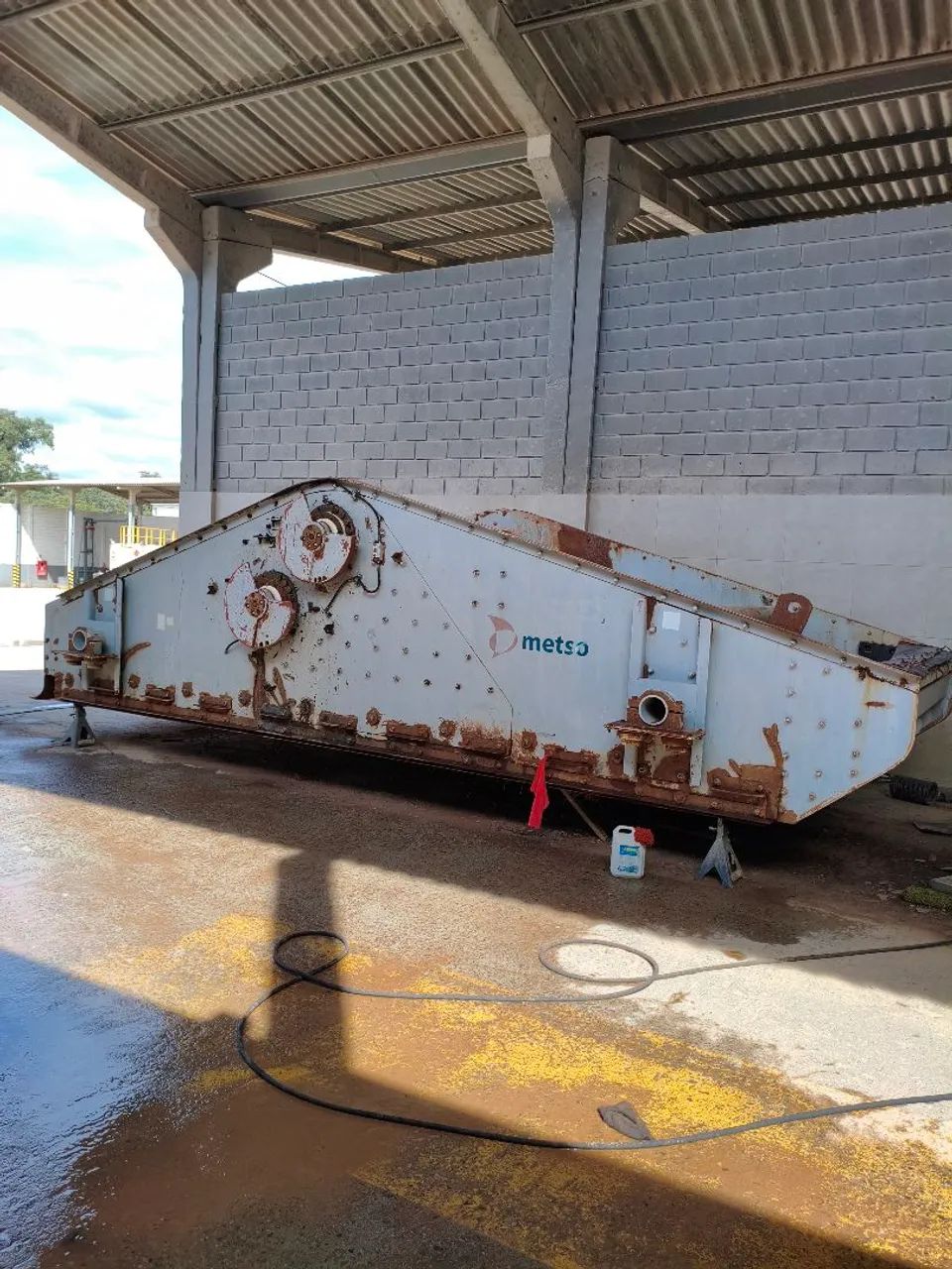 PENEIRA VIBRATÓRIA DESAGUADORA METSO 8000X2400 COM 1 MOTORES WEG DE 2O CV