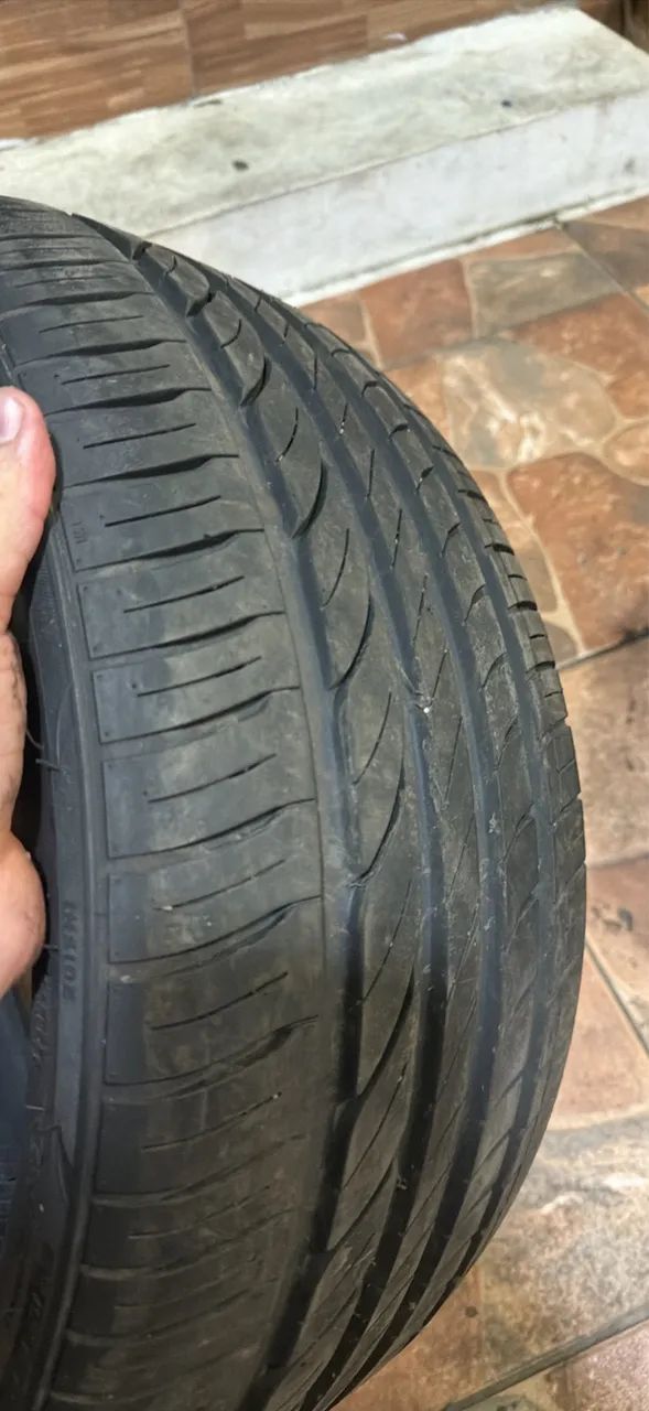 Pneu aro 17 215/45 e outro 215/40 17