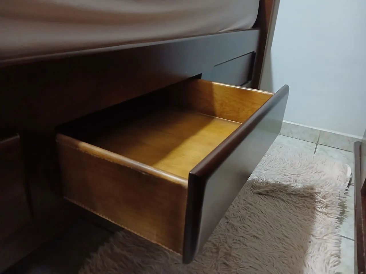 Cama de casal em madeira maciça em ótimo estado  - Foto 2