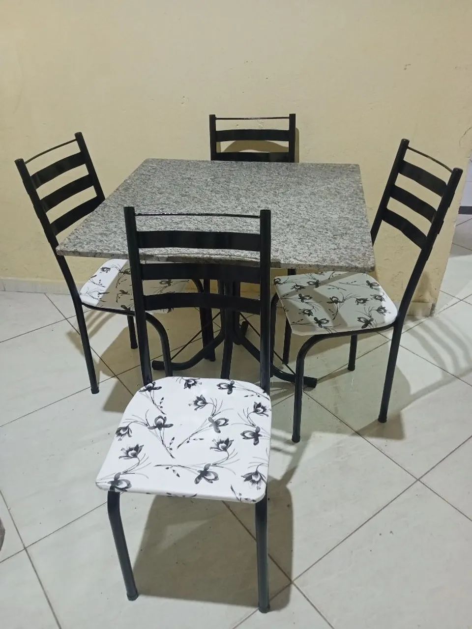 mesa de mármore com as 4 cadeiras faço entrega imediata e acerta cartão 