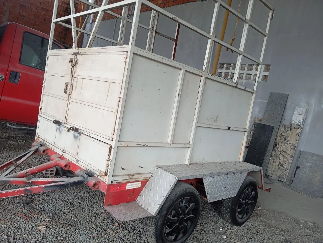 Vende-se carrocinha 2 eixos emplacada 
