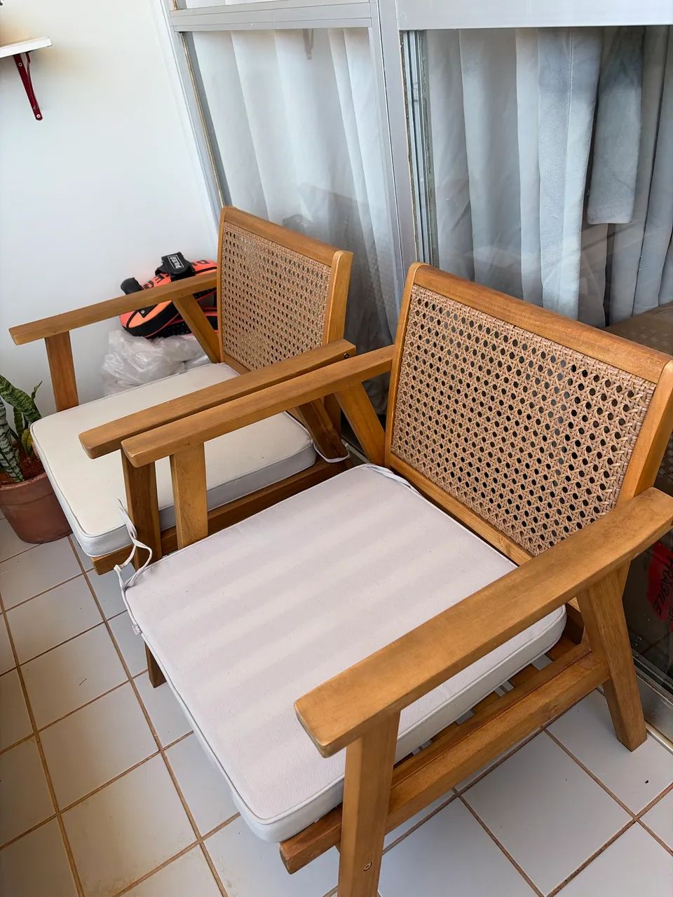 Conjunto duas poltronas e mesa madeira  - Foto 5