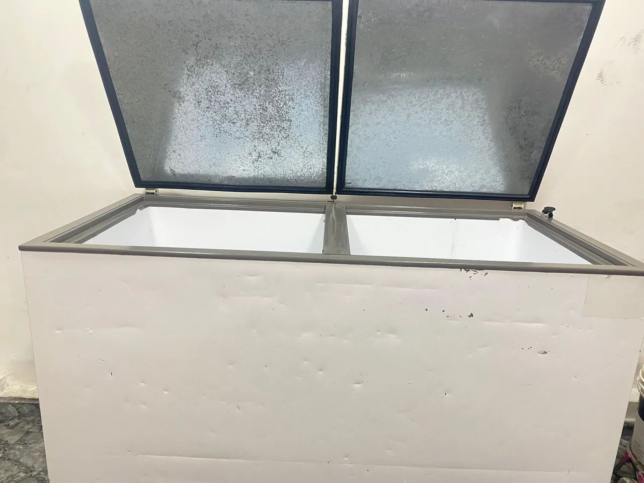 Freezer dos portas grande 