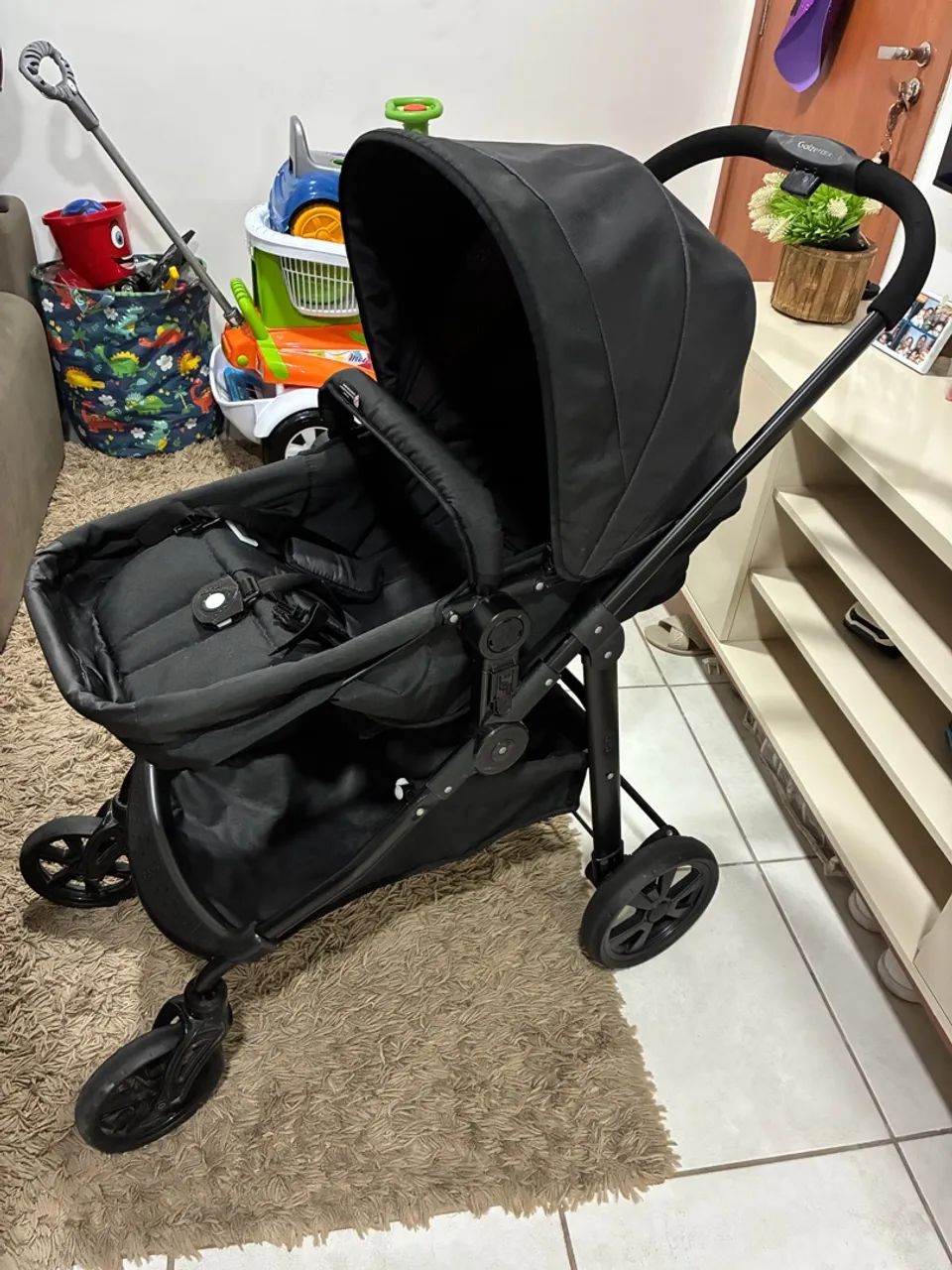 Carrinho de bebê com bebe conforto e base. Galzerano