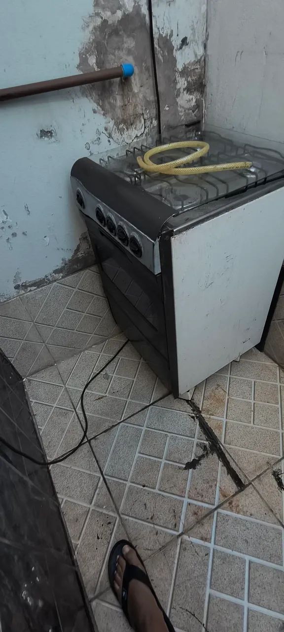 Used 4-burner stove in excellent condition