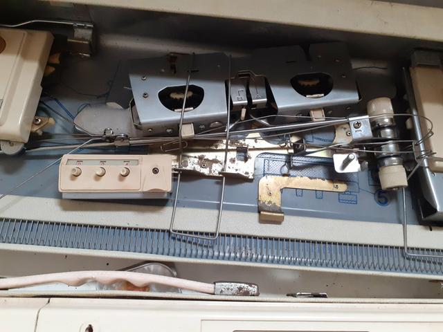 Vendo máquina de tricô Elgin Brotter + 8 novelos de lã de brinde - Foto 3