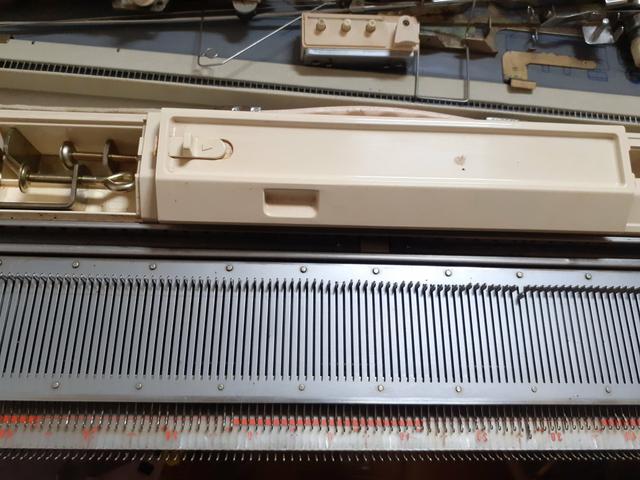Vendo máquina de tricô Elgin Brotter + 8 novelos de lã de brinde - Foto 6