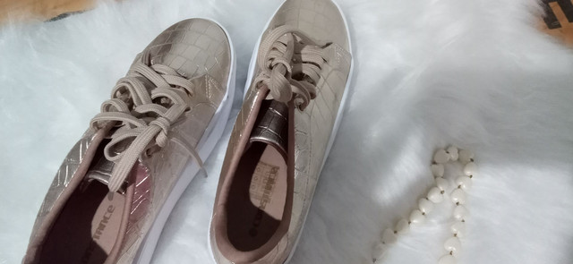 tenis dourado constance