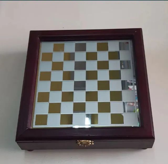 Jogo de xadrez com tabuleiro de madeira e vidro e pecas feitas em
