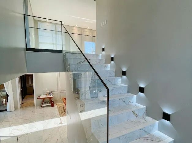 Casa de esquina mobiliada frente praça no Alphaville Ceará - Foto 4