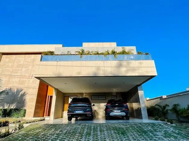 Casa de esquina mobiliada frente praça no Alphaville Ceará