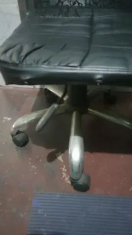 Banco cadeira giratória, em corvin, cor preta, base inox, elevação a gas. E outros! - Foto 3