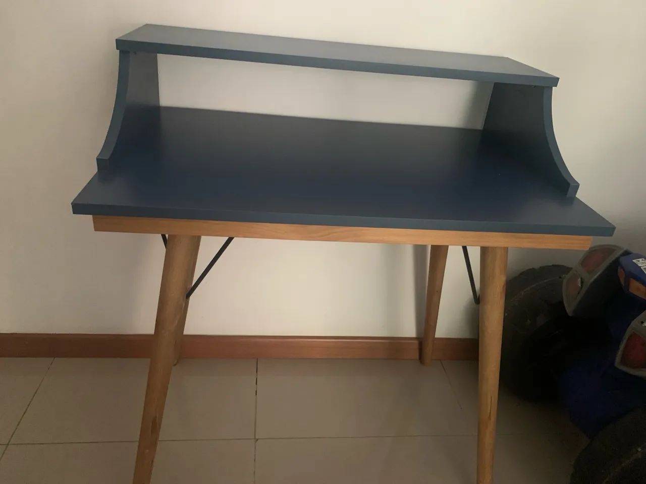 Escrivaninha infantil azul pé palito 