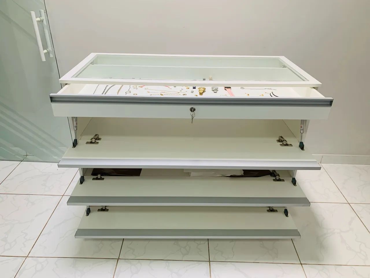 Expositor e balcão para loja