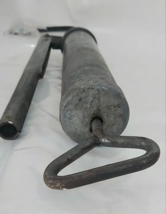 Antiga Bomba Manual para Aplicação de Graxa, com extensor de borracha  flexível e bico  - Foto 3