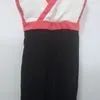 Macacão longo, branco, rosa e preto. 