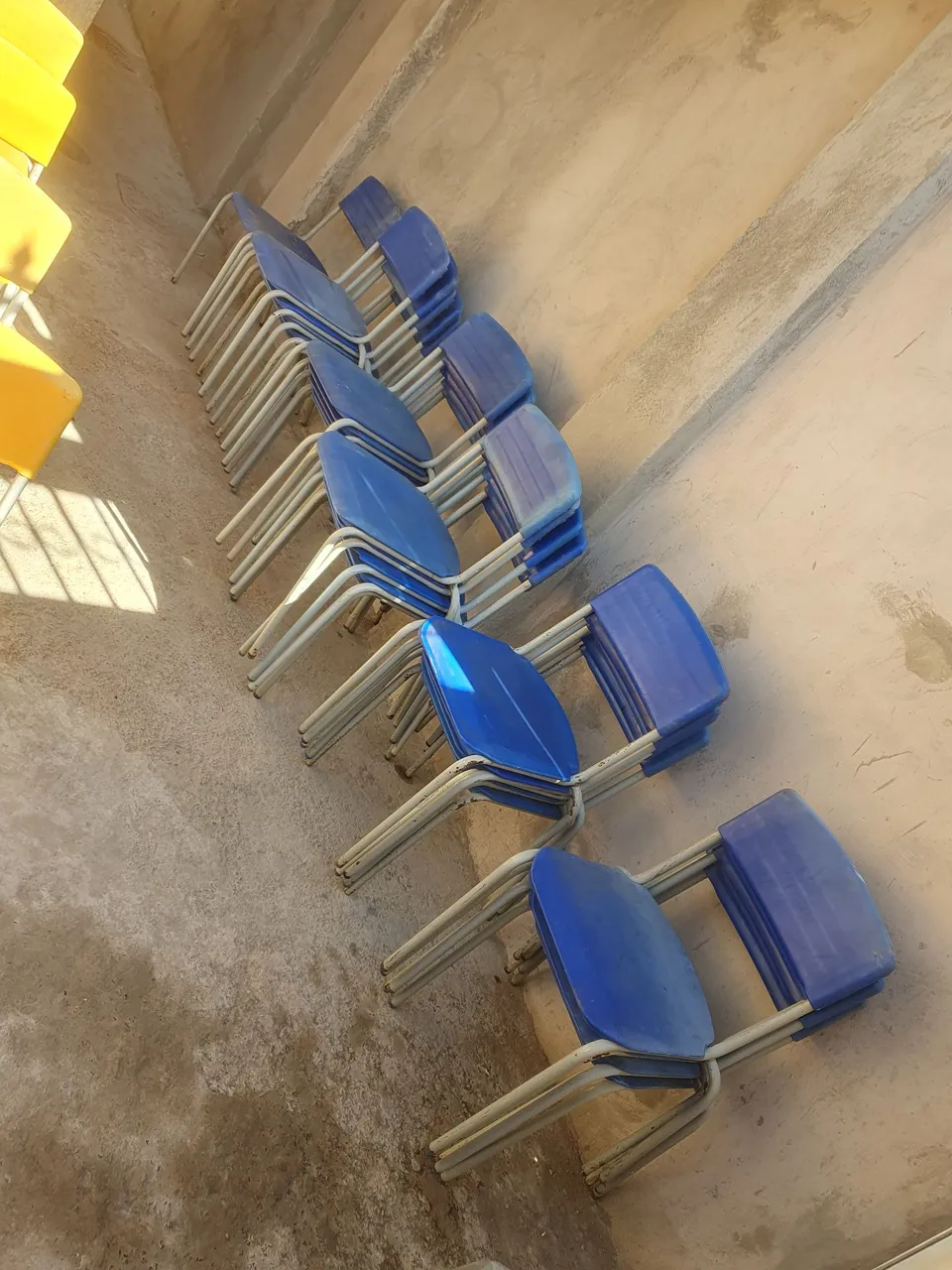 cadeiras azul e amarelas