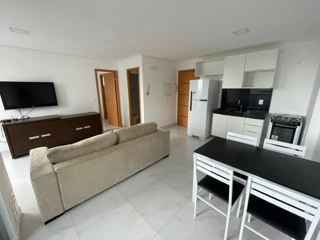 Apartamento mobiliado p/ aluguel no Jardim Luna c/ 1 quarto, 55 metros e andar alto - João
