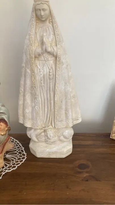 Estátua de Virgem Maria em gesso