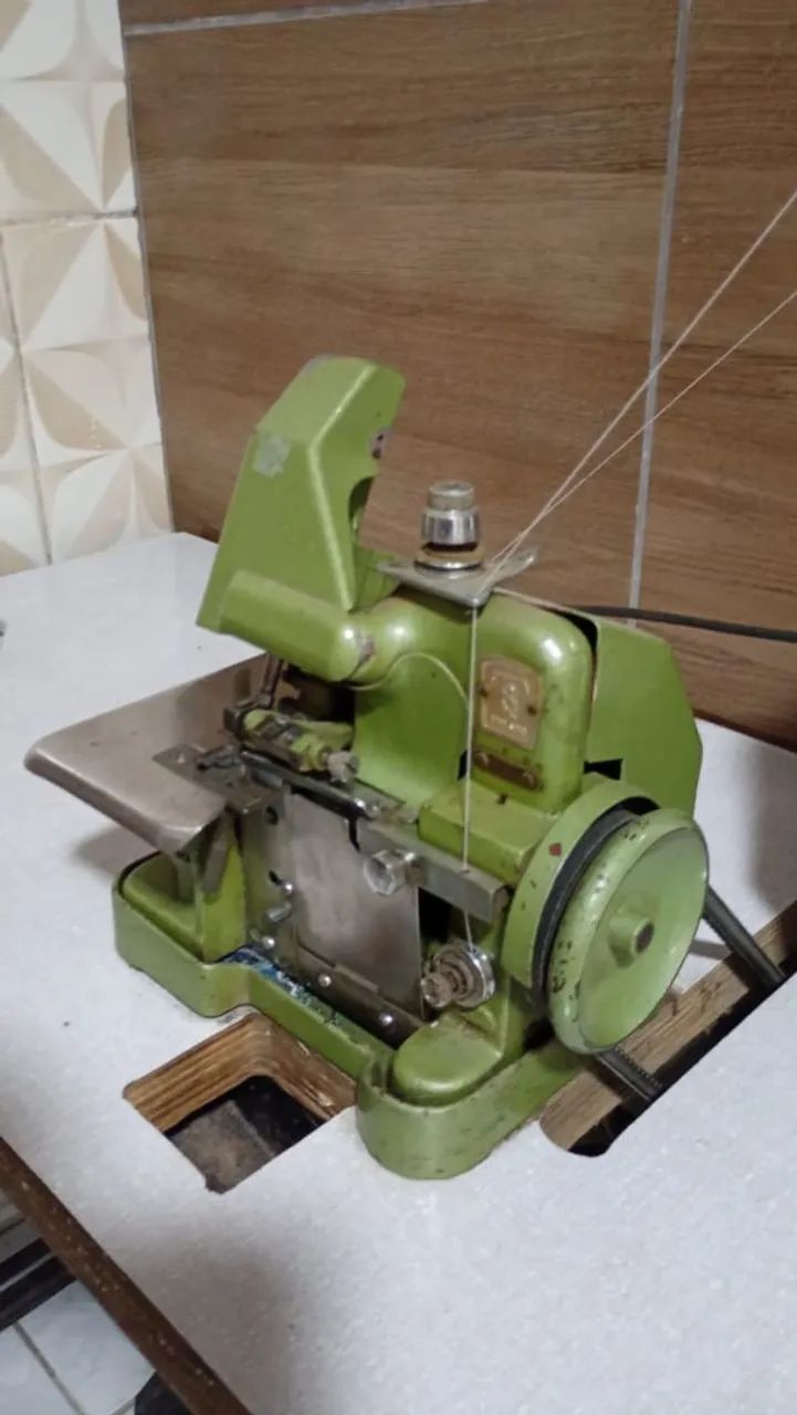 Máquina de costura Overclock 64706781846018123