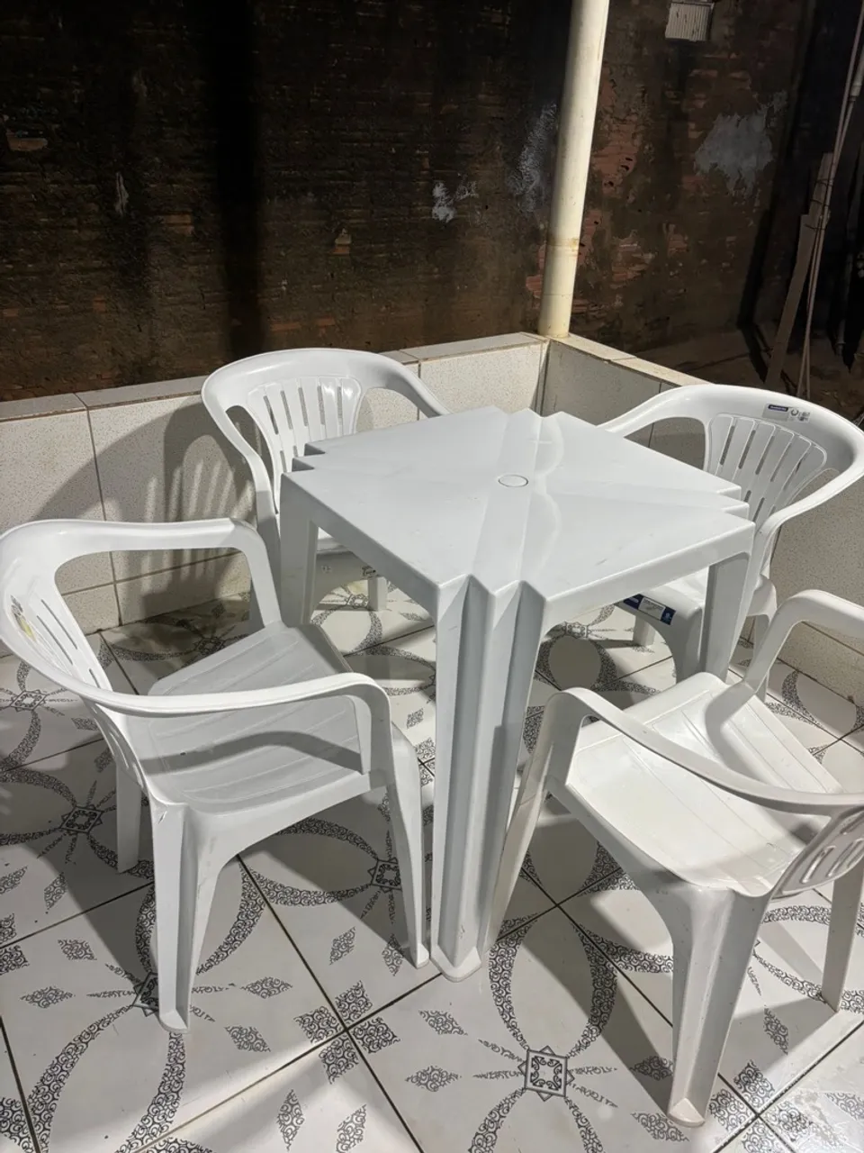 Conjunto de mesa e 4 cadeiras