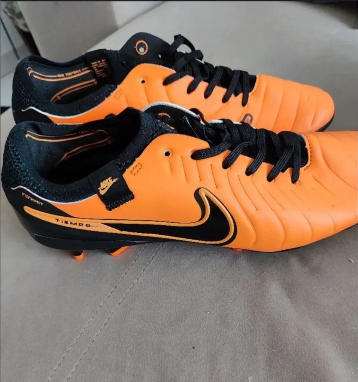 Chuteira Nike Tiempo - Laranja e Preto