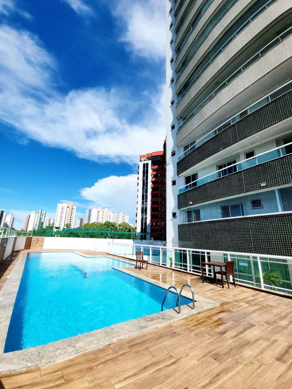 Vendo Apartamento no Condominio Essenza com 04 suítes confortáveis (sendo 02 semi-suítes)