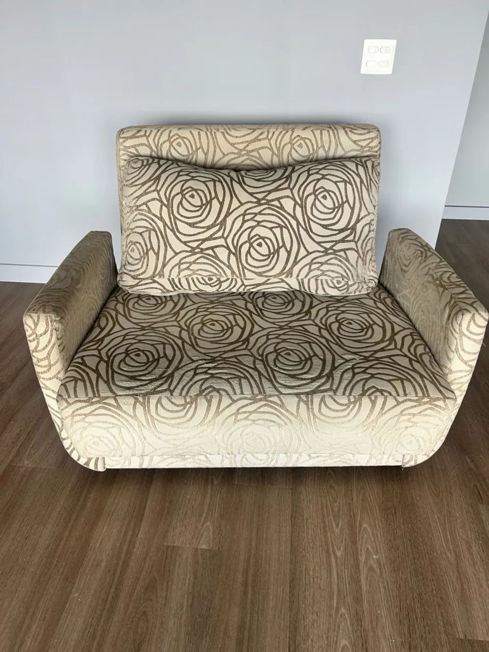 Sofá de 2 lugares com estampa floral