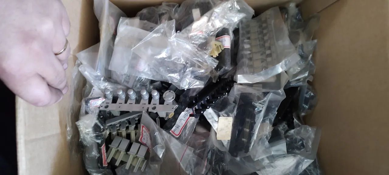 Lote teclado plástico tv de tubo diversas marcas 