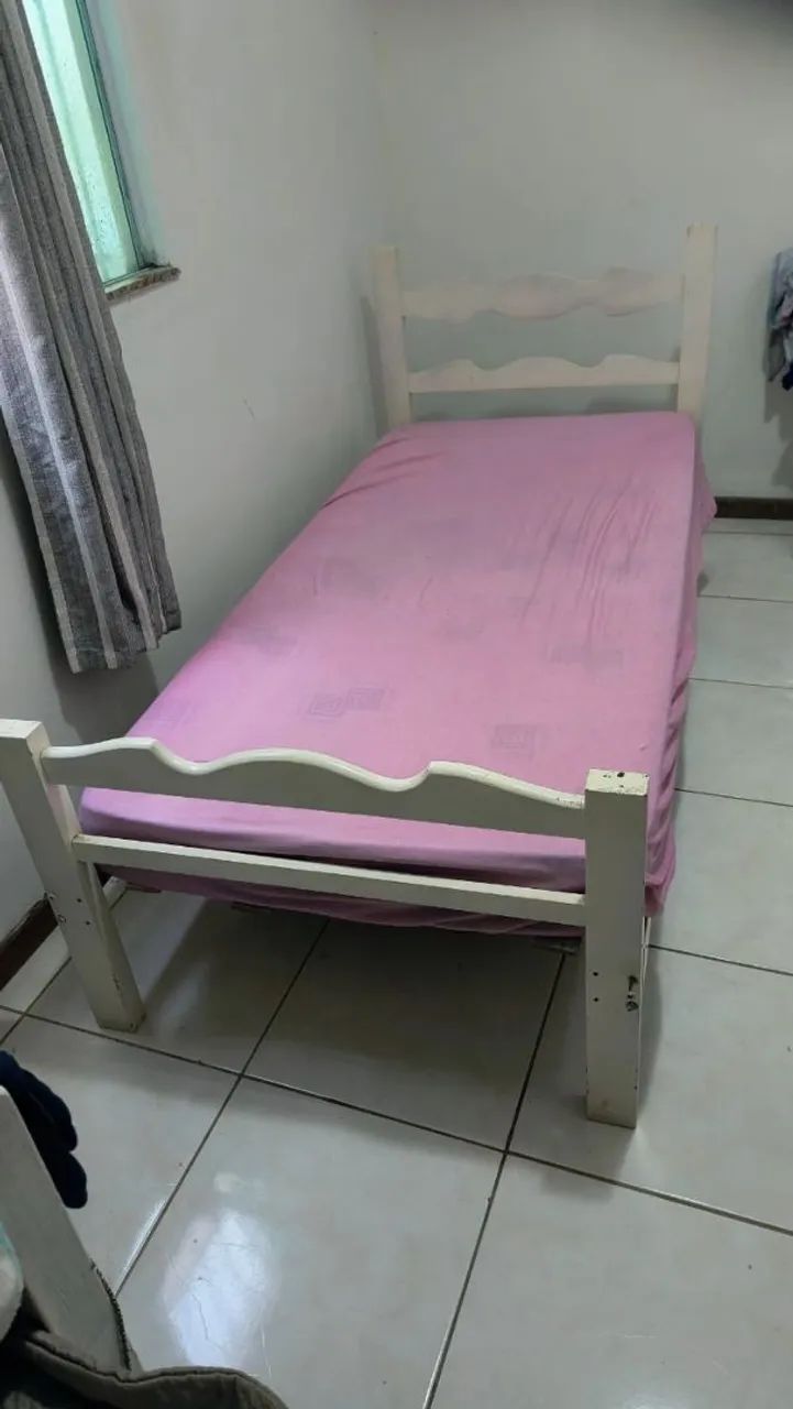 Cama e 2 colchões de solteiro 64842037575427123