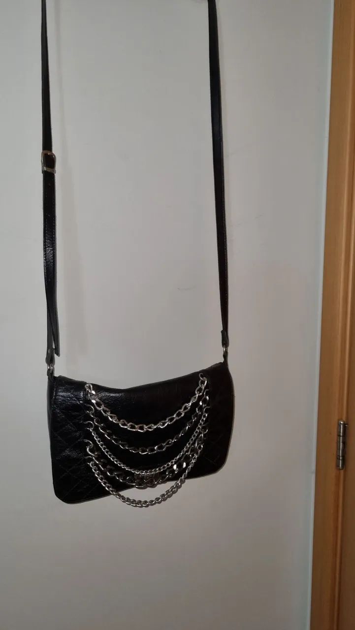 Bolsa preta com corrente Espaço Fashion  - Foto 2