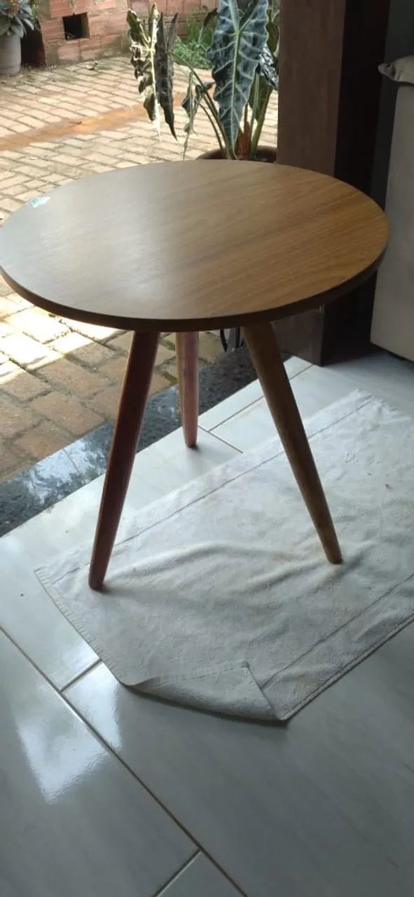 Mesa Lateral Redonda com Pés de Madeira
