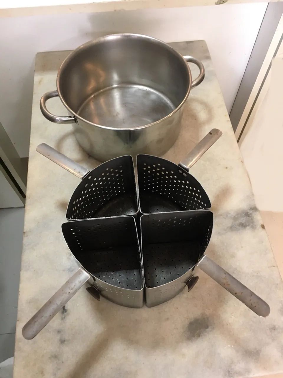 Espagueteira e escorredores para cozinhar massas e legumes