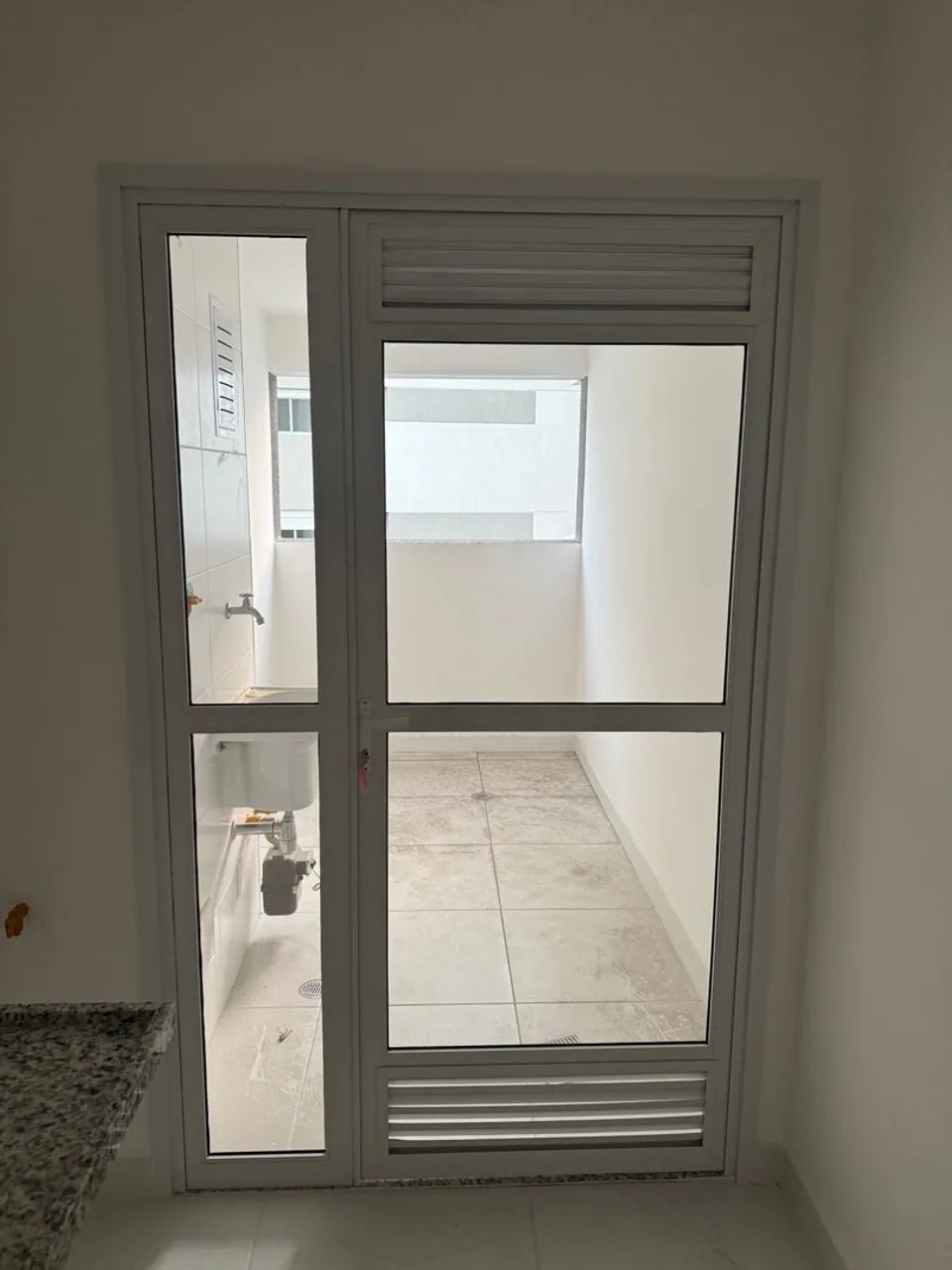  Porta de alumínio branca com vidro e veneziana - 1,35m x 2,17m - excelente estado - Foto 3