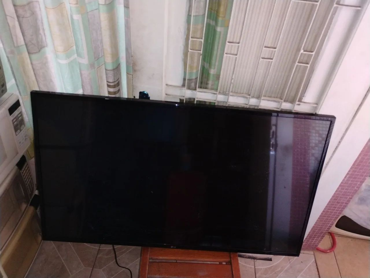 TV LED LG 49 polegadas Modelo 49LF5100 Tela trincada funcionando  - Foto 3