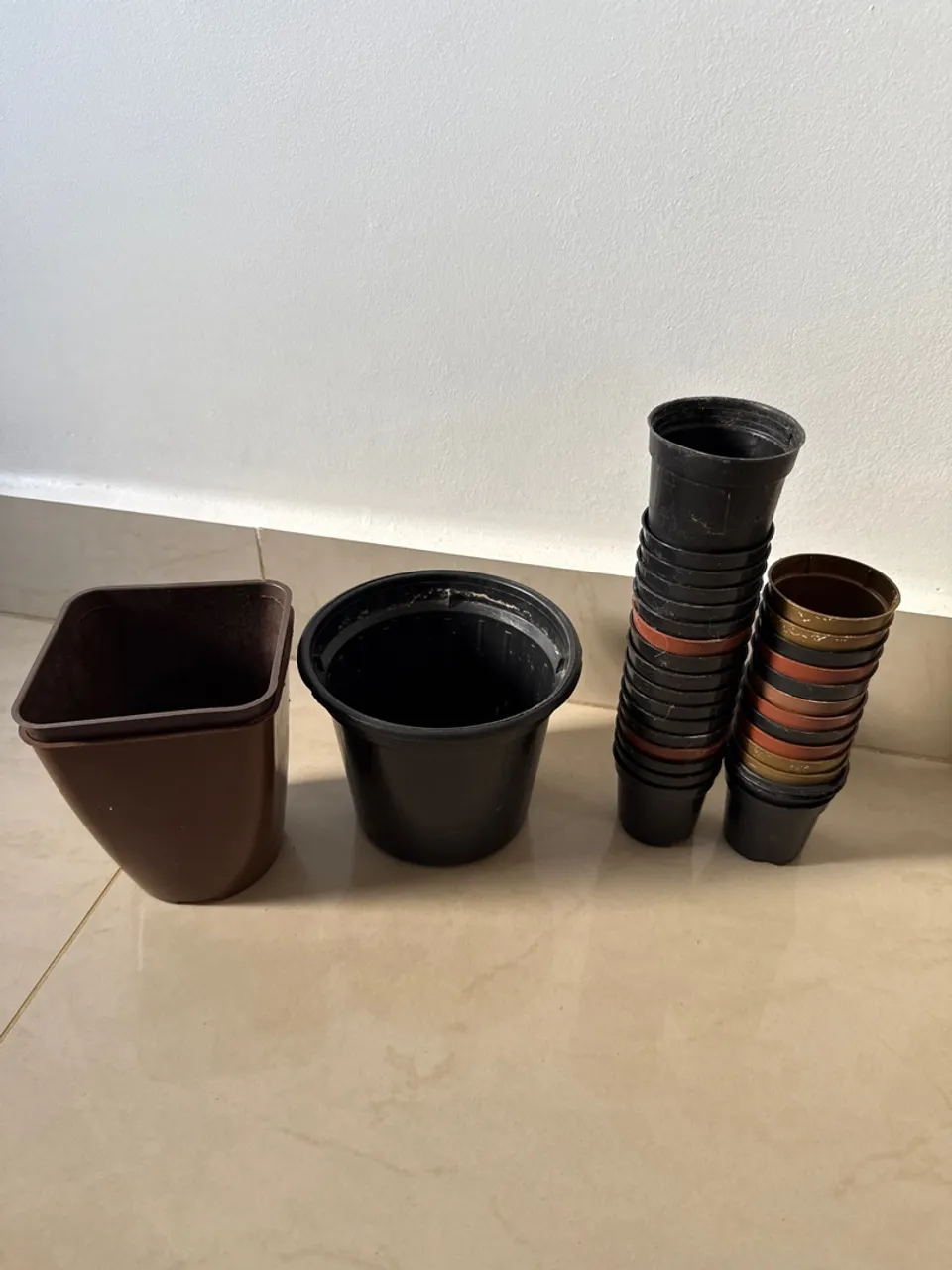 Vasos de planta diversos de plástico