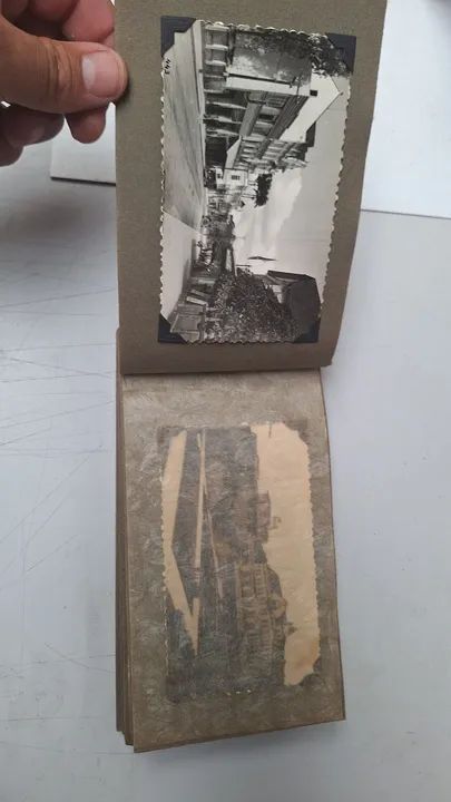 Álbum de fotos antigo todas preto e branco 