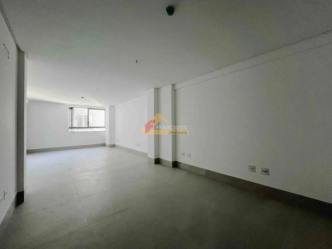 Sala comercial localizada no Centro