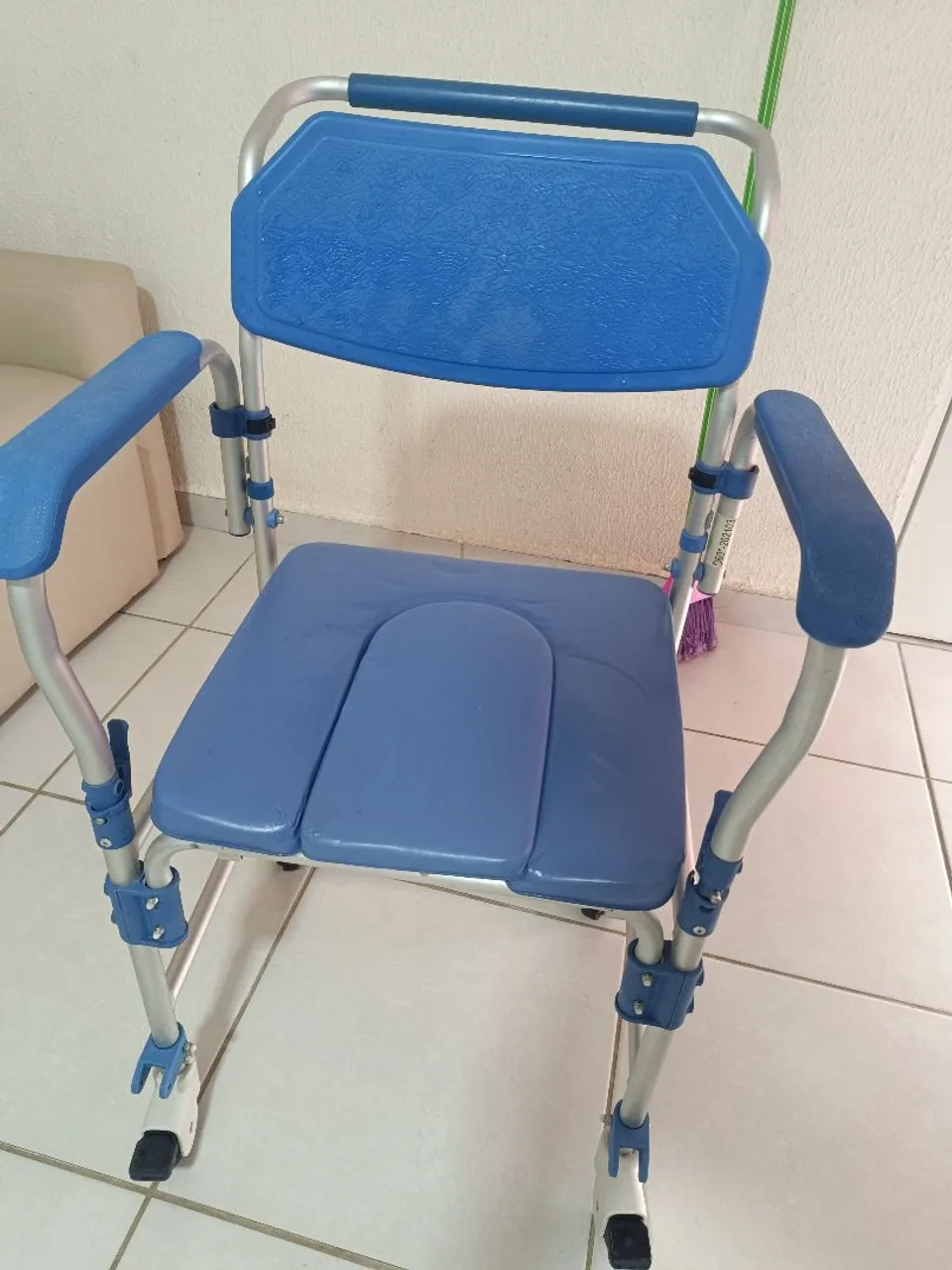 Cadeira de Banho alumínio Azul com Apoio para Braços