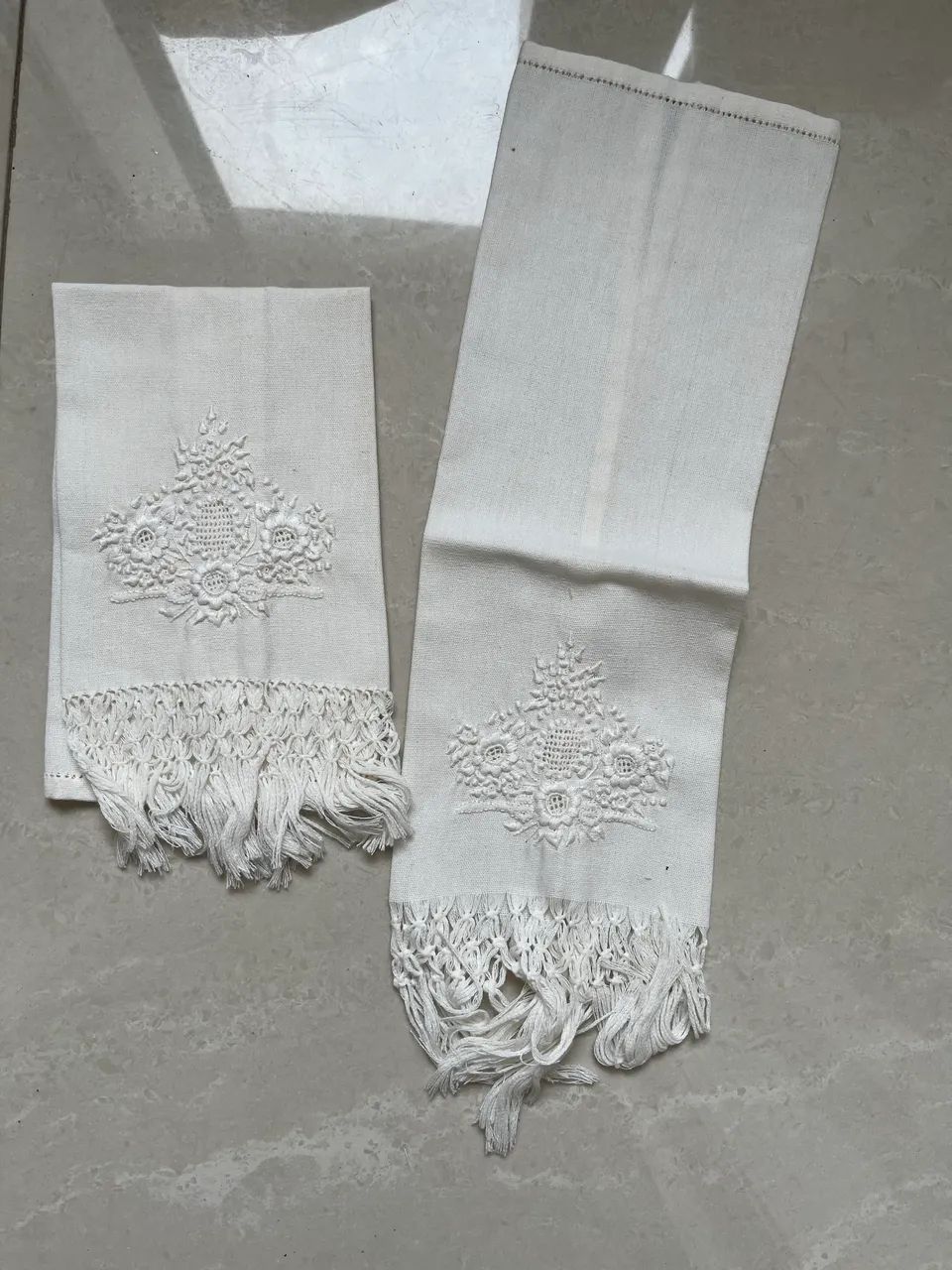 02 toalhas linho bordadas importadas brancas  - Foto 2