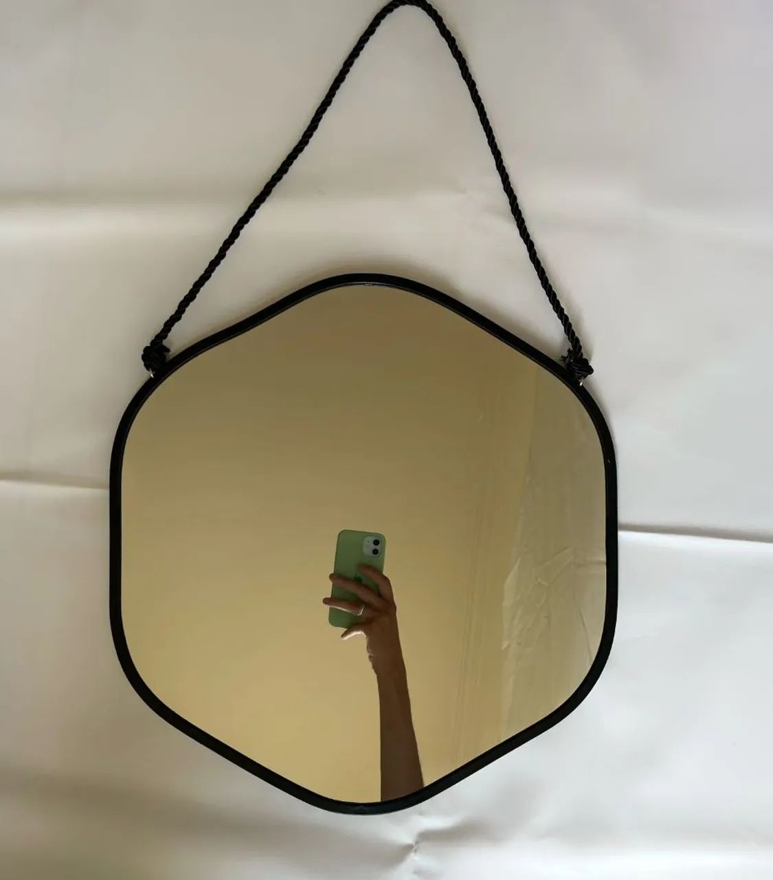 Espelho decorativo com moldura preta e alça