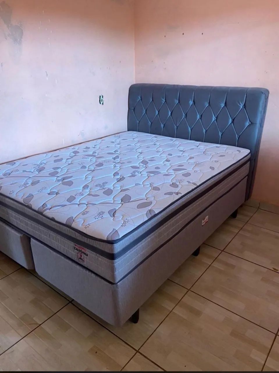 Camas Box e muito mais, só na Oliveira Móveis. Tel: *.