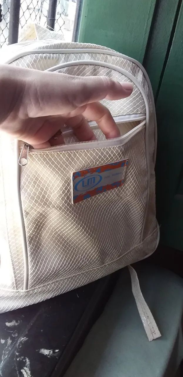 Mochila bege com detalhes em branco - Foto 3