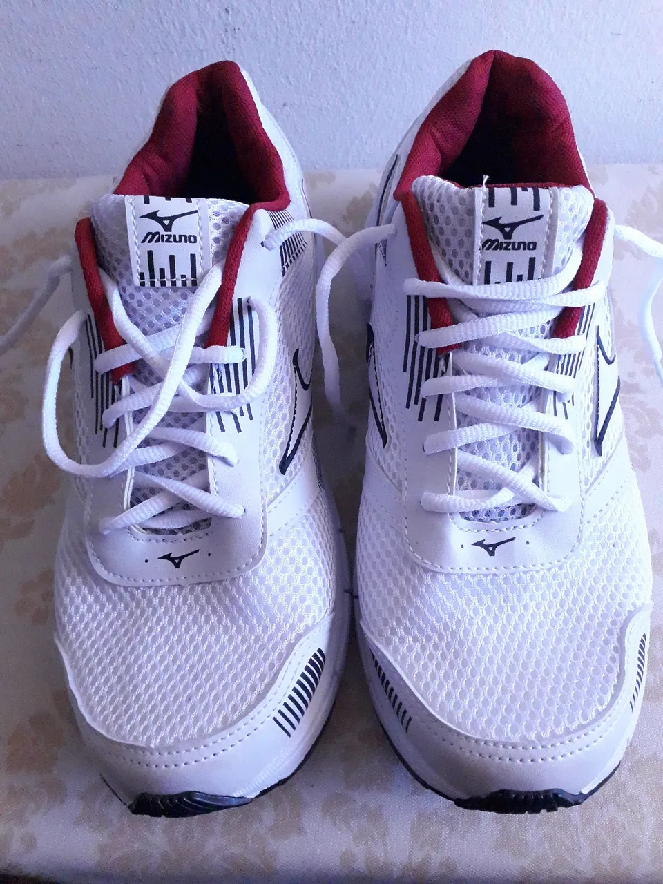 Tênis Mizuno Branco com Detalhes Vermelhos