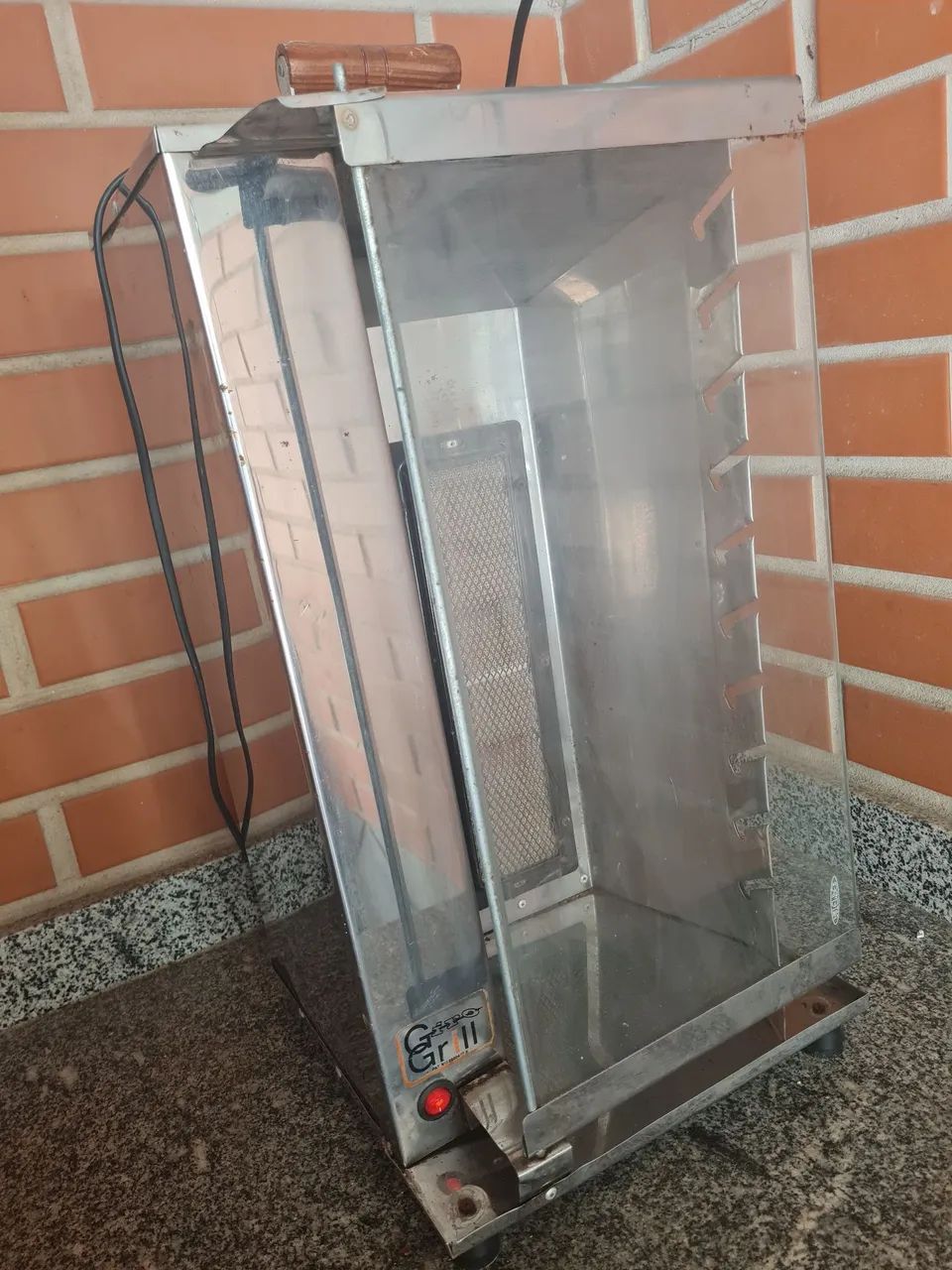 Churrasqueira a gás com rotação automatico dos espetos.