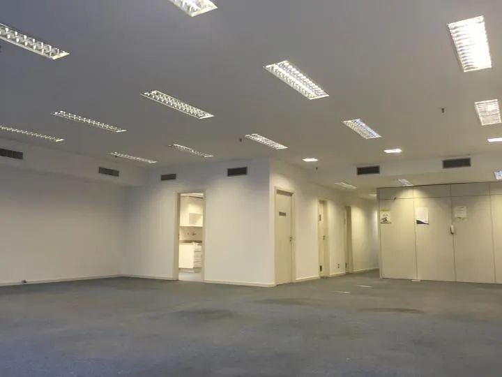Andar inteiro com 400 M2 em prédio com total segurança