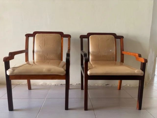 Vendo 2 cadeiras largas e reforçadas para sala - Foto 3